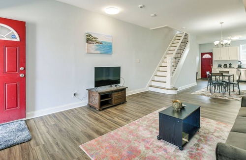 Greenspring House | Spacious Baltimore Row House w/ Deck + Fenced Yard