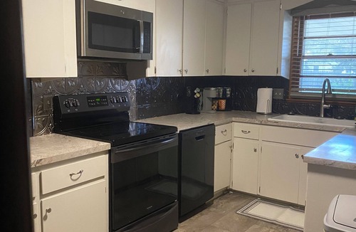 Southeast Omaha Apartment | Spacious Beautiful Omaha Retreat - 2BR/1BA Apartment with All-Inclusive