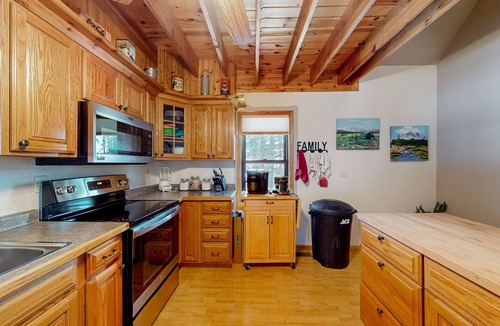 Lead Cabin | Spacious cabin near skiing with amazing view, hot tub, fireplaces, & decks