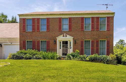 Scaggsville House | Spacious Colonial Home @ Windsor Manor Rockville