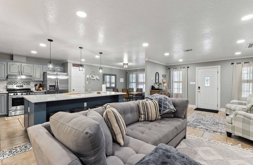 Kreole House | Spacious, cozy retreat, close to beaches, shopping, food & fun @ the Gulf Coast