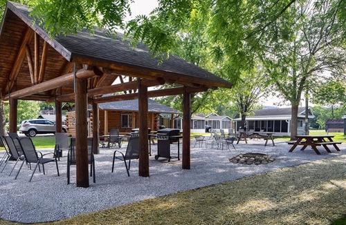 Buffalo City Cabin | Spacious Crane Cabin #4 w/Porch & Fire Pit