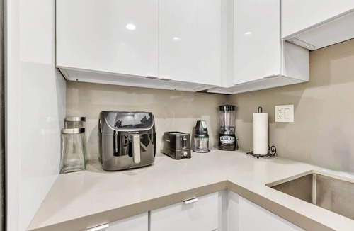 Fox Hills Condo | Spacious Culver City Condo | Pool | Free Parking