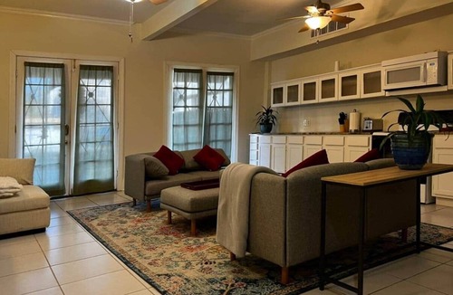 Broadmoor House | Spacious Derbigny Str Carriage House (Green)