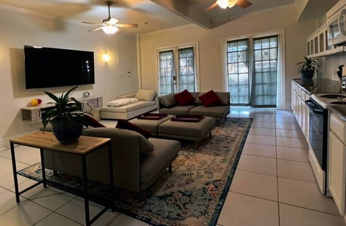 Broadmoor House | Spacious Derbigny Str Carriage House (Green)