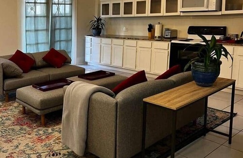 Broadmoor House | Spacious Derbigny Str Carriage House (Green)