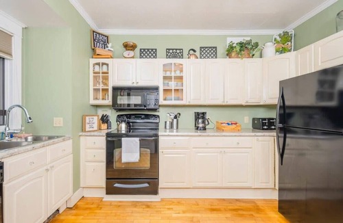 Appleton House | Spacious Downtown Character Home 4 bedroom 3 bath