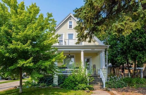Appleton House | Spacious Downtown Character Home 4 bedroom 3 bath