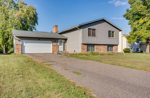 Brooklyn Park Cottage | Spacious Family Home: 11 Mi to Dtwn Minneapolis!