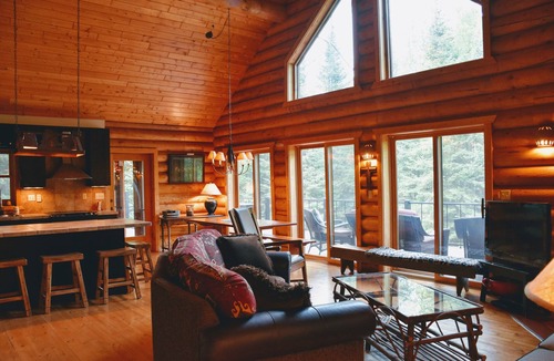 Hayward Ski Chalet | Spacious, family-sized, pet-friendly chalet style log home on Lake Chippewa.