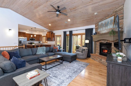 The Galena Territory House | Spacious-Hot Tub-Pool Table-Screen Porch-6 Bedroom-6 Bathroom