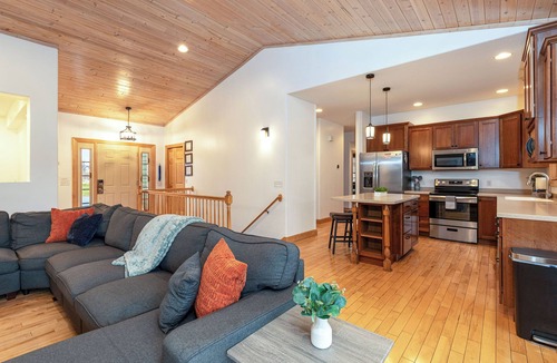 The Galena Territory House | Spacious-Hot Tub-Pool Table-Screen Porch-6 Bedroom-6 Bathroom