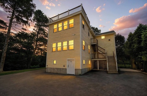 Braintree House | Spacious House on Sunset Lake 4 BR, 2 BA Unit 2 on Top Floor