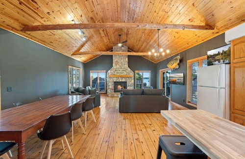 Emily Resort | Spacious Lake Cabin w sandy beach & Sauna! Cabin #8 @ Half Moon Resort