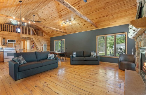 Emily Resort | Spacious Lake Cabin w sandy beach & Sauna! Cabin #8 @ Half Moon Resort