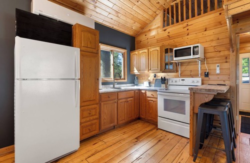 Emily Resort | Spacious Lake Cabin w sandy beach & Sauna! Cabin #8 @ Half Moon Resort
