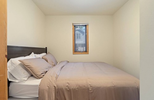 Emily Resort | Spacious Lake Cabin w sandy beach & Sauna! Cabin #8 @ Half Moon Resort