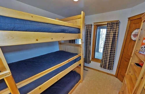 Crosslake Cabin | Spacious log cabin, outdoor living, shore lift