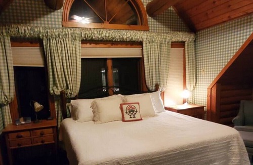Crosslake Cabin | Spacious log cabin, outdoor living, shore lift