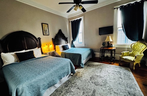Treme Bed & Breakfast | Spacious lovely Double Queen Suite-Ensuite-Salt Pool surrounded by Tropical Gardens.