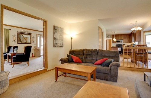 Woodbury House | Spacious Minnesota Getaway w/ Deck & Grill!