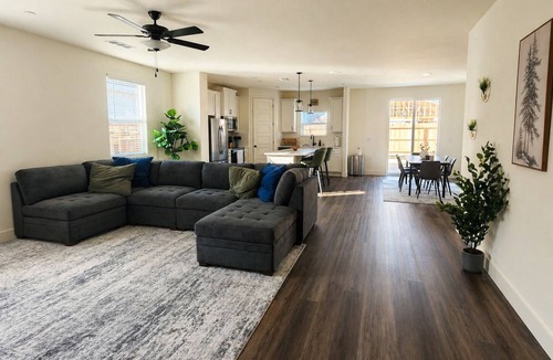 Merced House | Spacious Modern Home Near UC Merced, Gateway to Yosemite