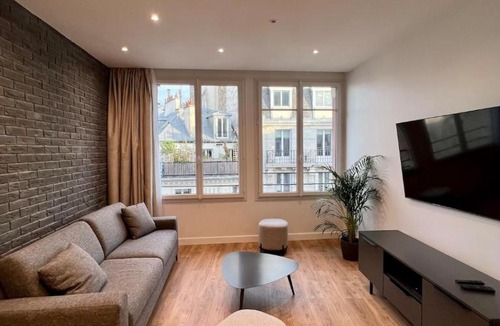 Quartier du Mail Apartment | Spacious newly renovated loft with AC