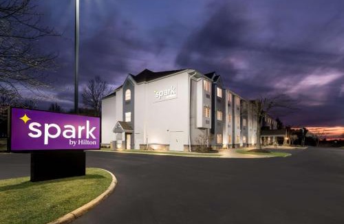 Dulles Hotel | Spark by Hilton Sterling Dulles Airport