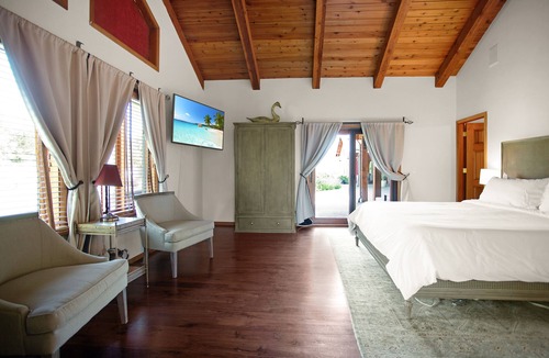 Santa Ynez House | Spectacular Vineyard Estate with Towering Palm Trees and Picturesque Vines!