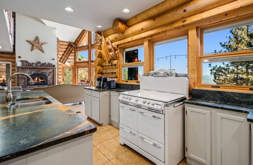 Alta Sierra Cabin | Spectacular West Coast Cabin: Bike, Hike & Ski