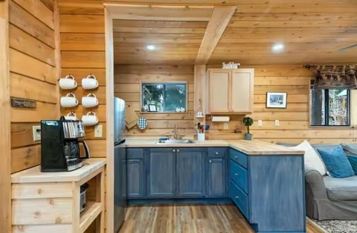 West Village House | Spring Discount! Heart of Shaver! - BBQ & Sleeps 6