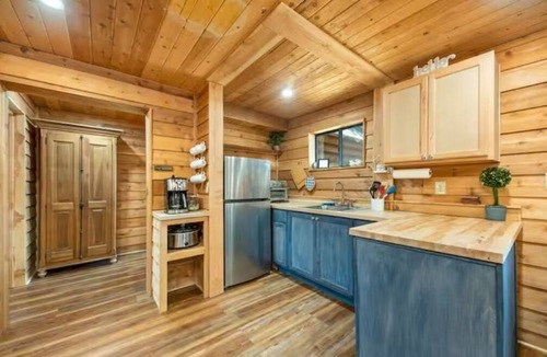 West Village House | Spring Discount! Heart of Shaver! - BBQ & Sleeps 6