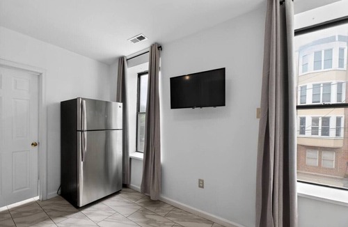 Fairmount Apartment | Spring Garden 2BR | Sleeps 8 | Prime Location