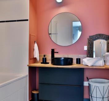 Saint-Ouen Apartment | "STARRY in SO" 47m2, parking gratuit, rue calme et arborée, METRO 10 min, Stade de France 24min à pied