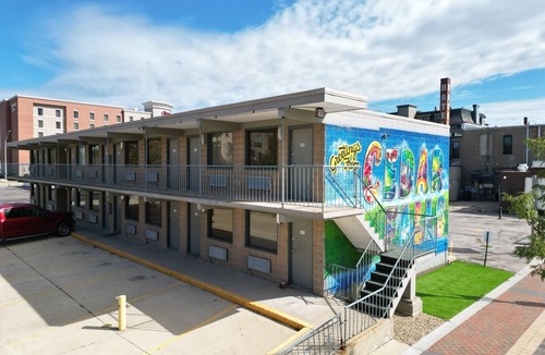 Cedar Falls Apartment | Stay Downtown, Free Gated Parking, Renovated Studio! 514