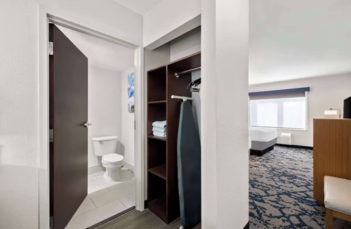 South Baton Rouge Hotel | Stay in a Modern, Stylish Room Perfect for Families Seeking a Relaxing Escapes