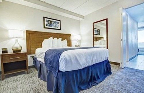 Yachting Village Resort | Stay right on Thames Street -The heart of Newport- ON the Water