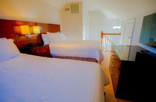 Baileys Crossroads House | Stay Together Near DC - Spacious 5BR Home Sleeps 16 or more