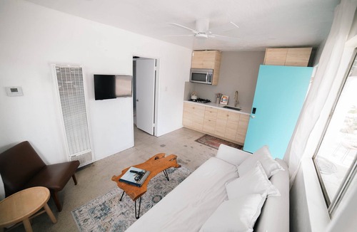 Silver Strand House | Steps from the sand- Tower 4 Beach Duplex Completely remodeled, pet friendly!