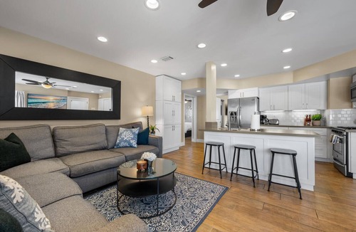 Balboa Peninsula Condo | Steps to Beach + AC + Parking + Beach Equipment