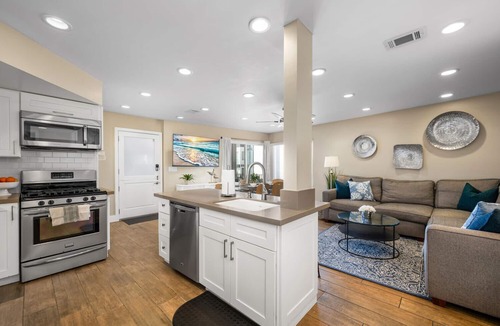 Balboa Peninsula Condo | Steps to Beach + AC + Parking + Beach Equipment