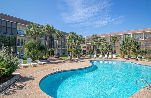 Biloxi Apartment | Steps to Biloxi Beach, Pool