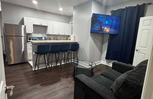 Southwark Apartment | Steps to Italian Market | Modern 2BD Home Sleeps 4
