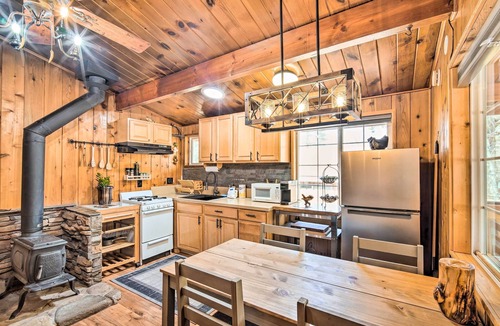 Sugarloaf Cabin | Steps to trails Fireplace Pet & kid friendly