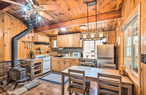 Sugarloaf Cabin | Steps to trails Fireplace Pet & kid friendly