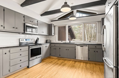 Winhall Ski Chalet | Stratton Mountain Ski Chalet: Hot Tub, Gameroom, Firepit, Grill, EV & Pond Views