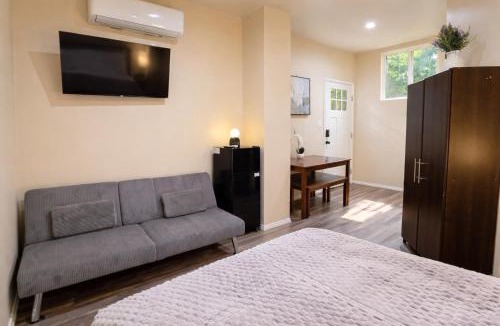 Beverly Grove Apartment | Studio 1 - Comfortable Guest Studio by Cedars-Sinai, Beverly Center and Beverly Hills