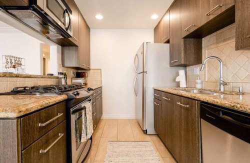 North Hollywood Condo | Studio City Flat- Queen Bed, Free Parking, Jacuzzi
