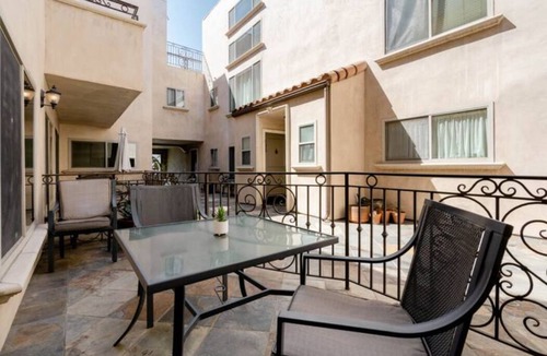 North Hollywood Condo | Studio City Flat- Queen Bed, Free Parking, Jacuzzi