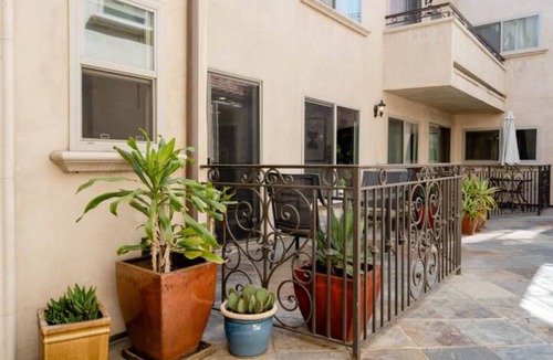 North Hollywood Condo | Studio City Flat- Queen Bed, Free Parking, Jacuzzi